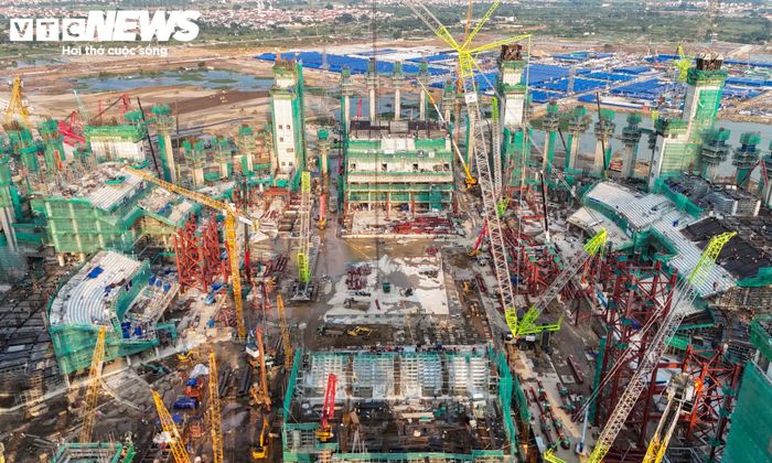 Theo thiết kế, hệ mái thép có trọng lượng lên tới hàng chục nghìn tấn. Các gối đỡ thép được bố trí trên đỉnh những trụ cao gần 80m để định vị và nâng đỡ kết cấu mái.