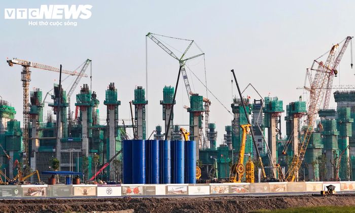 Trong quá trình lắp dựng, các module vòm thép nặng hàng trăm tấn sẽ được hệ thống tháp kích thủy lực nâng từ mặt đất lên cao. Khi module được đưa đến đúng vị trí, kết cấu sẽ được cố định trước khi các hệ thống đỡ tạm được tháo dỡ. Vì vậy, hệ thống siêu trụ và tháp kích được triển khai từ sớm, chuẩn bị cho giai đoạn lắp dựng mái thép.