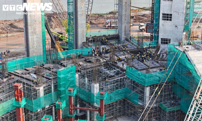 Sau gần 9 tháng khởi công, diện mạo sân vận động 135.000 chỗ ngồi tại Hà Nội dần lộ diện. Máy móc, thiết bị cùng đội ngũ công nhân, kỹ sư được bố trí tại nhiều khu vực, triển khai đồng thời các hạng mục của công trình.