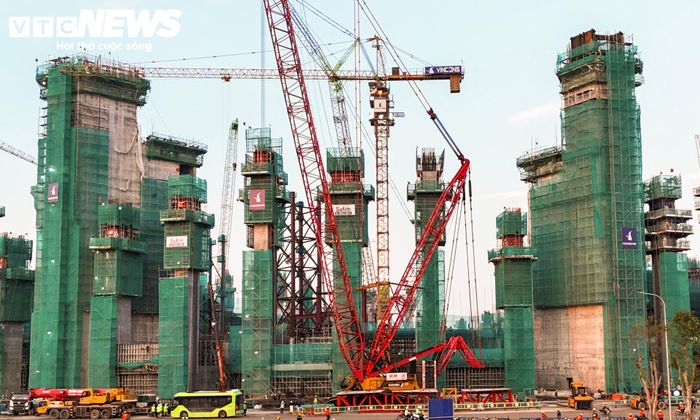 Với sức chứa 135.000 chỗ ngồi, sân vận động này lớn gấp khoảng 3 lần Sân vận động quốc gia Mỹ Đình, hiện có hơn 40.000 chỗ. Nếu hoàn thành theo thiết kế, VinFast - Trống Đồng sẽ vượt Narendra Modi Stadium ở Ấn Độ, trở thành sân vận động có sức chứa lớn nhất thế giới.