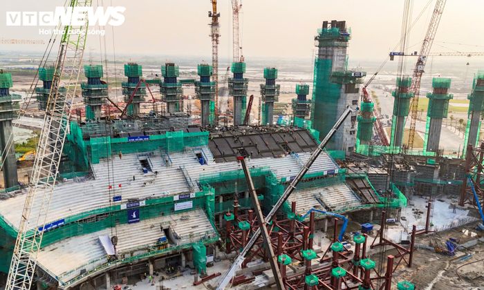 Tại khu vực khán đài, cả 4 khối A, B, C và D đang được thi công đồng thời. Một số vị trí đã bắt đầu lên mái tầng 3, giúp hình dáng sân vận động dần hiện rõ hơn so với những tháng đầu khởi công.
