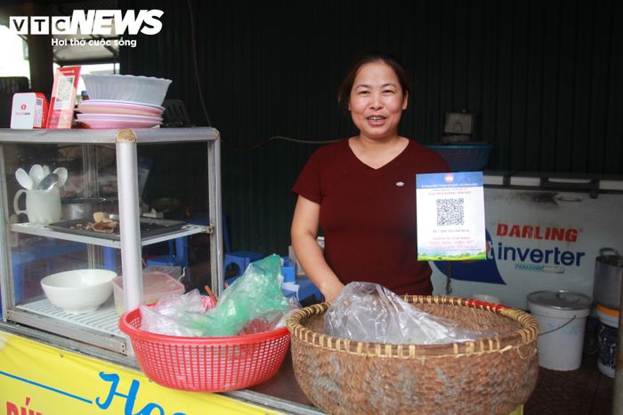 Chị Bùi Thị Hoa, tiểu thương tại chợ Giang Xá, bán cao nhất 25.000 đồng/bát bún.