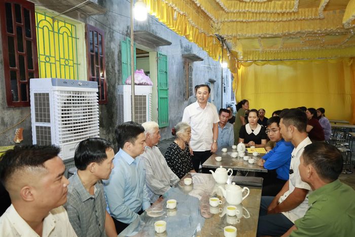 Lãnh đạo phường Thiên Trường đến thăm hỏi, động viên gia đình em N.Đ.S. và chia sẻ mất mát với người thân.