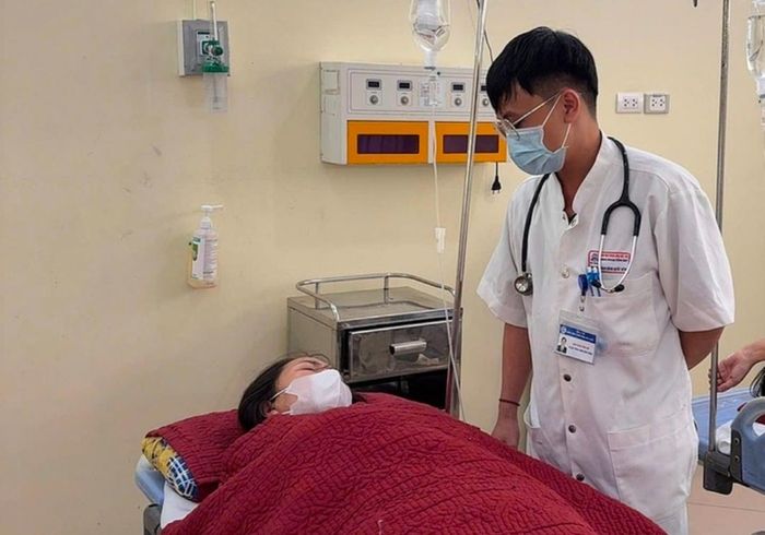 Các bác sĩ Bệnh viện Trung ương Huế cơ sở 2 luôn tích cực thăm khám cho các ca nghi ngộ độc để họ được xuất viện trong thời gian sớm nhất