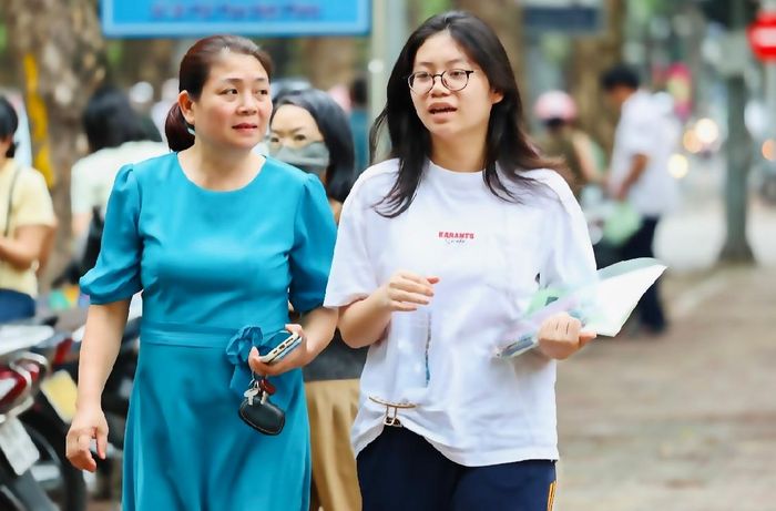 Nhiều học sinh và phụ huynh lo lắng khi dự thảo tuyển sinh mới năm 2027 dự kiến bỏ điểm cộng IELTS. (Ảnh minh họa: Minh Đức)