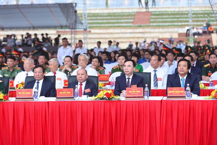 Lãnh đạo tỉnh Phú Thọ cùng các đại biểu dự buổi lễ.