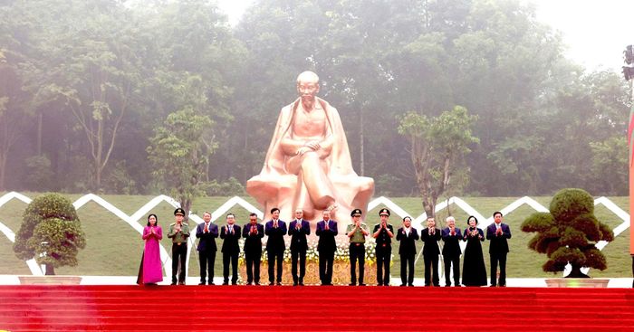 Tổng Bí thư, Chủ tịch nước Tô Lâm và các đại biểu tại Lễ khánh thành công trình Tượng đài “Bác Hồ với ngày hội non sông”.