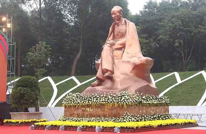 Tượng đài được đúc bằng đồng, cao 7,5 m, thể hiện hình tượng Chủ tịch Hồ Chí Minh ngồi trên bệ đá khối tự nhiên. Công trình được đặt tại đồi Phân Bùng, hướng nhìn về bức tranh “Ngày hội non sông trên Đất Tổ”, tạo sự kết nối giữa hình tượng Chủ tịch Hồ Chí Minh và hình ảnh ngày hội non sông tại nơi cội nguồn dân tộc.