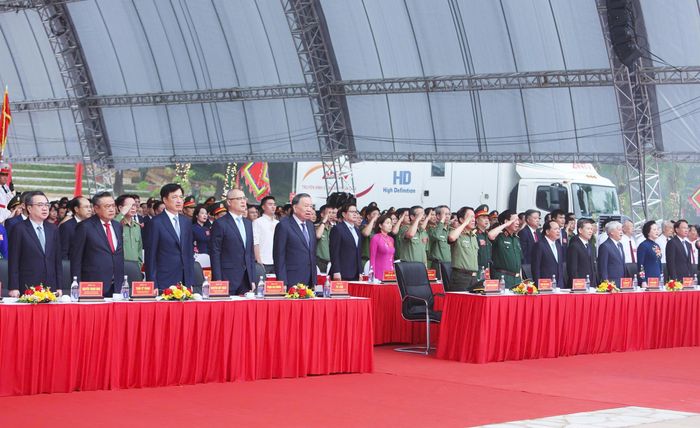 Các đại biểu thực hiện nghi thức chào cờ.