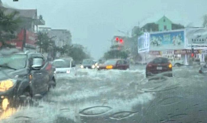 Trong đó, mưa lớn kéo dài đã khiến nhiều tuyến đường ở TP Vinh (cũ) ngập cục bộ, gây không ít khó khăn cho người dân khi lưu thông. (Ảnh: N.T)
