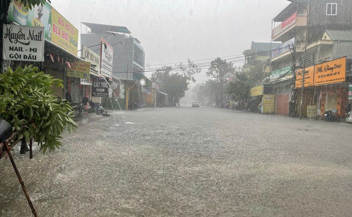 Trưa 19/9, Đài Khí tượng thủy văn tỉnh Nghệ An cho biết trong 24 giờ qua, các địa phương trên địa bàn tỉnh có mưa, mưa vừa, có nơi mưa to đến rất to và dông. Lượng mưa đo được trên toàn tỉnh phổ biến 10-40mm, riêng Dừa 57.6mm, Vinh 63.2mm trong vòng 3 giờ. (Ảnh: N.T)