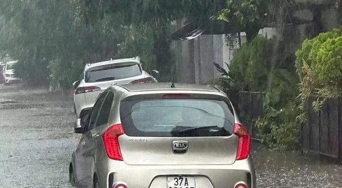 Tại đường Nguyễn Tư Nghiêm, nước ngập khoảng 20cm, hơn nửa bánh ô tô. (Ảnh: N.T)