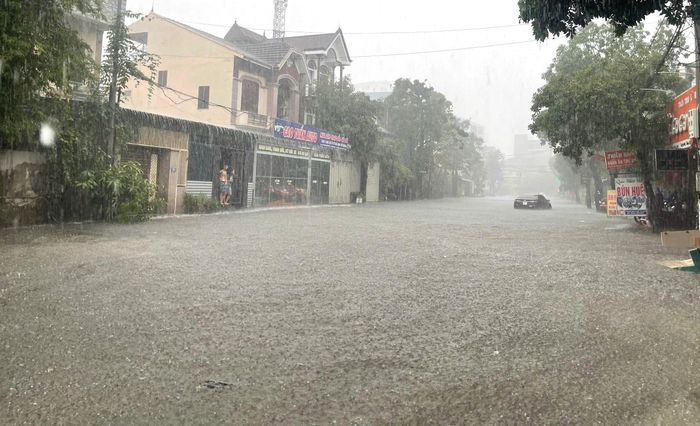Nhiều đoạn ngập sâu hơn nửa mét khiến hàng loạt phương tiện chết máy. (Ảnh: N.T)