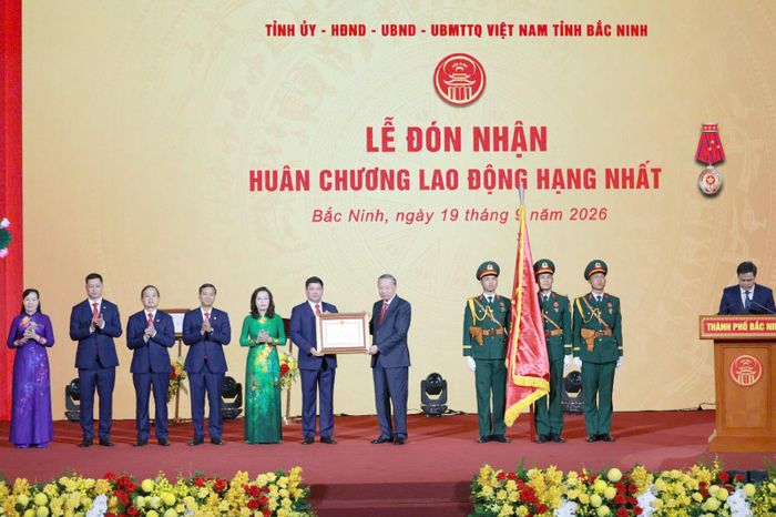 Tổng Bí thư, Chủ tịch nước Tô Lâm trao tặng Huân chương Lao động hạng Nhất cho Đảng bộ, chính quyền và Nhân dân tỉnh Bắc Ninh. (Ảnh: Cổng TTĐT Đảng Cộng sản Việt Nam)