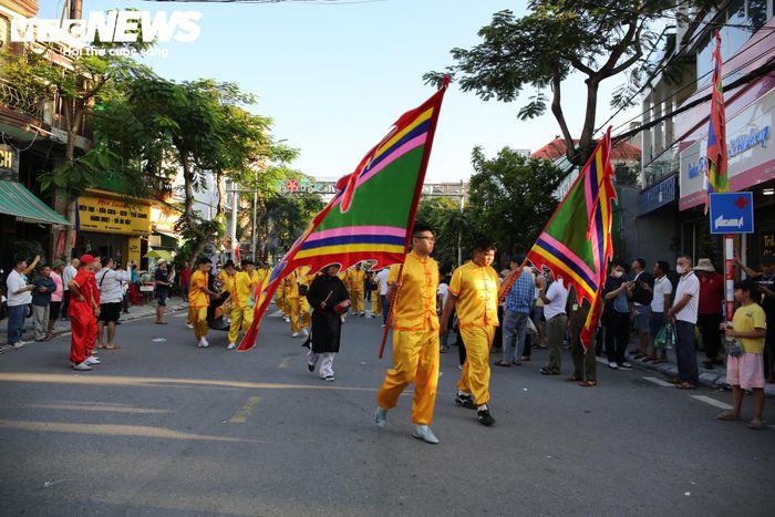 Sáng sớm 19/9 (9/8 Âm lịch), các đoàn rước long đình, bát biểu, cờ hội cùng những “ông trâu” lần lượt từ các đình làng ở phường Đồ Sơn hướng về Sân vận động Trung tâm phường. Các “ông trâu” được đưa về khu vực phía sau khán đài, chờ tham gia các kháp đấu vòng chung kết Lễ hội Chọi trâu truyền thống Đồ Sơn - VTV 2026.