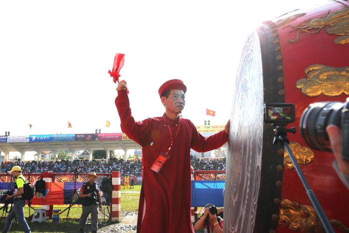 Đúng 7h30, ông Phạm Hoàng Tuấn, Phó Chủ tịch Thường trực UBND phường Đồ Sơn, Trưởng Ban Tổ chức Lễ hội chọi trâu truyền thống Đồ Sơn - VTV 2026, đánh trống khai hội và nghi thức thượng cờ khai hội.