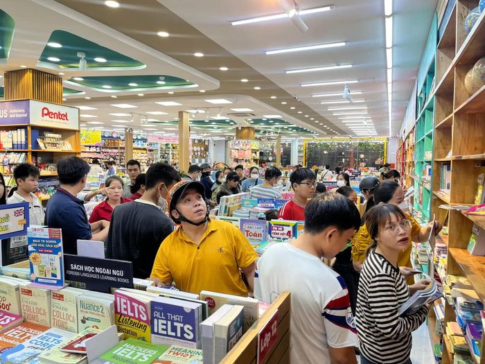 Phụ huynh TP.HCM chen chân mua sách, dụng cụ học tập. (Ảnh: Tiền phong)