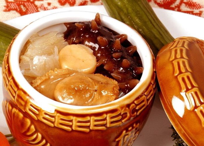 Theo câu chuyện được lưu truyền rộng rãi, mùi thơm của món ăn hấp dẫn đến mức một nhà sư đang tu hành trong chùa cũng không thể cưỡng lại.