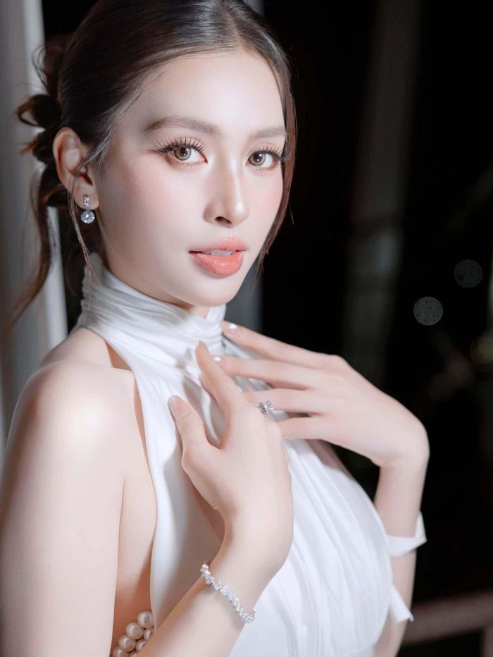 Suốt gần thập kỷ qua, dù trong “vườn” hoa hậu liên tục có thêm những bông hoa mới, Tiểu Vy luôn giữ được sức nóng. Năm 2022, cô từng thắng danh hiệu “Mỹ nhân của năm” tại giải thưởng Ngôi sao của năm.