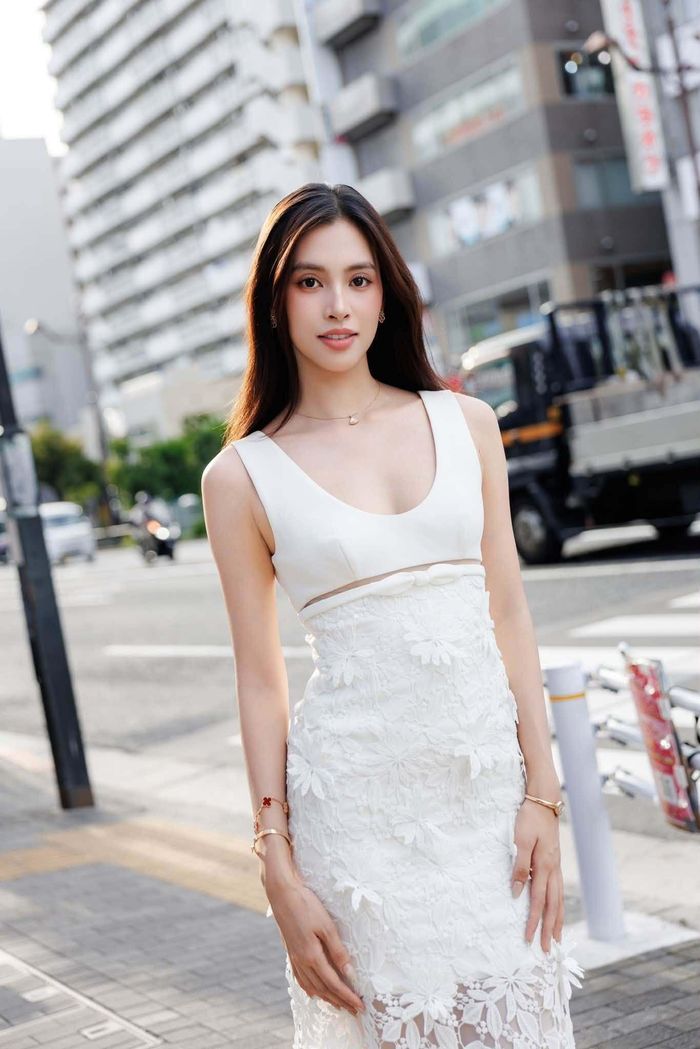 “Hành trình vẫn còn tiếp tục, và Vy hy vọng mình sẽ luôn có thể dùng những gì mình có để mang thêm một chút điều tốt đẹp đến những hoàn cảnh khó khăn”, nàng hậu tâm sự.