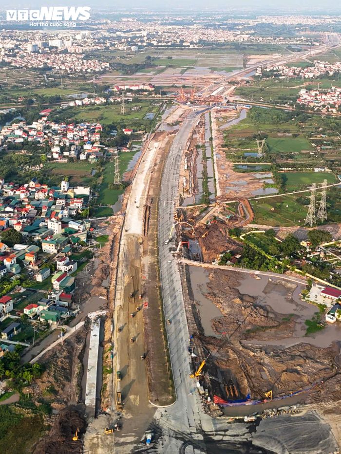 Ở phía Quốc lộ 1A, các đơn vị thi công tiếp tục làm mặt đường, cống thoát nước, hạ tầng ngầm và cảnh quan. Cây cầu bắc qua sông Nhuệ cũng đang được hoàn thiện.