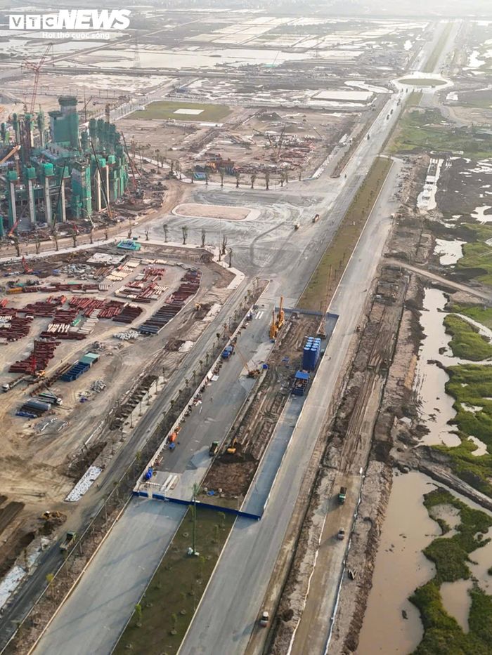 Công trình được khởi công từ tháng 12/2025, cùng thời điểm triển khai sân vận động VinFast - Trống Đồng.
