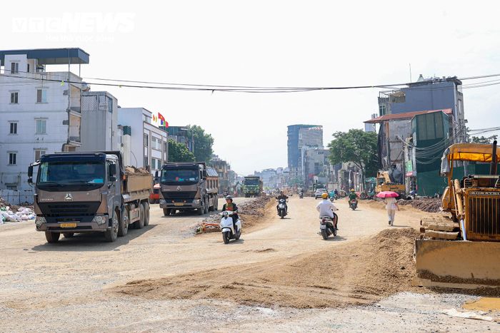 Ở phía Nam, đoạn Nguyễn Trãi - Đầm Hồng dài khoảng 1,5 km, thuộc địa bàn phường Khương Đình, cũng đang được các nhà thầu tập trung thi công.