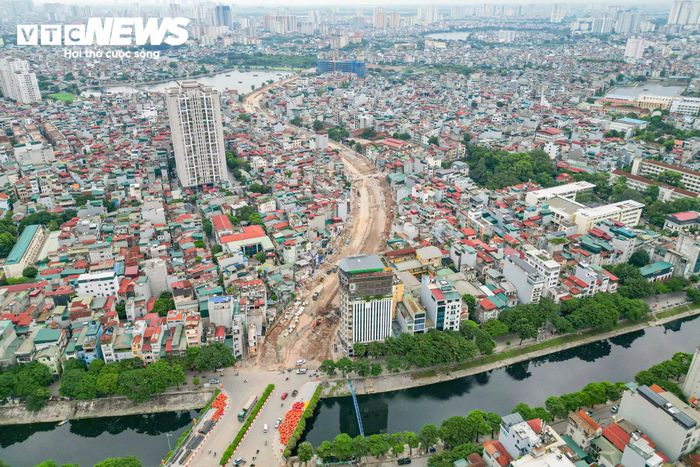 Bí thư Đảng ủy, Chủ tịch HĐND phường Khương Đình Võ Đăng Dũng cho biết, thời gian thi công còn lại không nhiều, trong khi điều kiện thời tiết có những diễn biến bất lợi. Tuy nhiên, địa phương đang phối hợp với các đơn vị liên quan, nỗ lực hoàn thành các phần việc được giao, hướng tới mục tiêu thông xe kỹ thuật theo kế hoạch của thành phố.