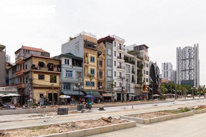Dự án được đầu tư đồng bộ nền, mặt đường, hệ thống thoát nước, cấp nước, hào kỹ thuật, chiếu sáng, vỉa hè, cây xanh và tổ chức giao thông.