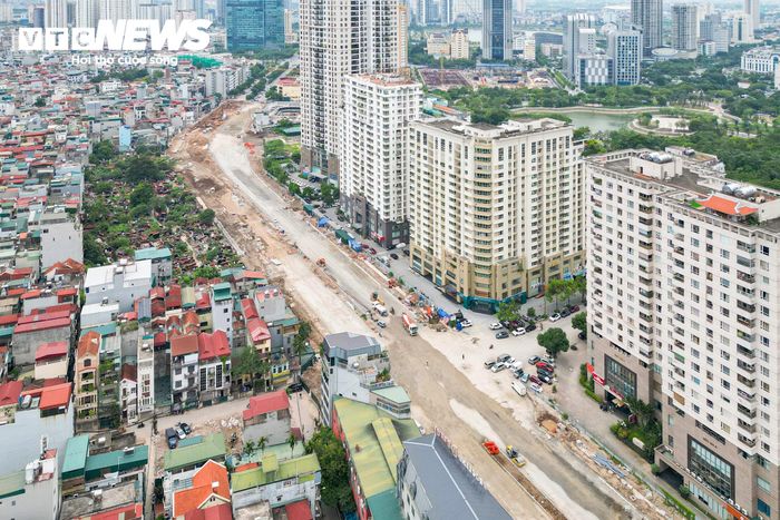 Trong đó, ba đoạn gồm khu đô thị mới Dịch Vọng - Dương Đình Nghệ, Vũ Phạm Hàm - Trần Duy Hưng và Ngụy Như Kon Tum - Nguyễn Trãi, có tổng chiều dài khoảng 2,26 km.