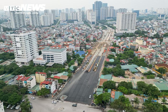 Toàn bộ mặt bằng đã được bàn giao từ cuối tháng 6. Đến nay, phần nền đường cùng hệ thống hạ tầng kỹ thuật ngầm cơ bản hoàn thành. Các hạng mục còn lại như thảm nhựa, lát hè, bó vỉa, lắp đặt chiếu sáng, trồng cây xanh và tổ chức giao thông đang được khẩn trương triển khai. Mục tiêu là thông xe kỹ thuật tuyến trước ngày 30/9.