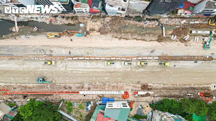 Đến nay, đoạn khu đô thị mới Dịch Vọng - Dương Đình Nghệ đạt hơn 80% khối lượng. Hệ thống thoát nước mưa, thoát nước thải đã hoàn thành; các nhà thầu đang tiếp tục thi công nền đường, mặt đường và hạ tầng kỹ thuật, phấn đấu cơ bản hoàn thành trước ngày 5/10.
