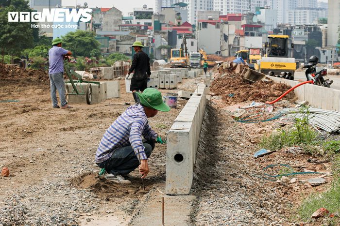 Hai đoạn còn lại đang được tập trung thi công nền đường và hệ thống thoát nước, hướng tới mục tiêu thông xe kỹ thuật toàn tuyến vào dịp 10/10.