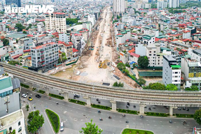Cách đó không xa, dự án Vành đai 2,5 đoạn Cầu Giấy - khu đô thị mới Dịch Vọng dài khoảng 420 m cũng đang được triển khai. Dự án được khởi công từ nhiều năm trước, nhưng đến tháng 5/2026, công tác giải phóng mặt bằng mới được địa phương hoàn tất, tạo điều kiện để tiếp tục thi công.