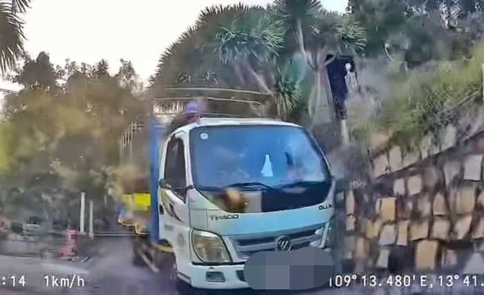 Nhiều người cho rằng tình huống trên tài xế xe tải trắng đã chủ động chấp nhận ma sát vào tường rào để kiềm hãm đà lao, giảm thiểu tối đa thiệt hại. (Ảnh cắt từ clip)