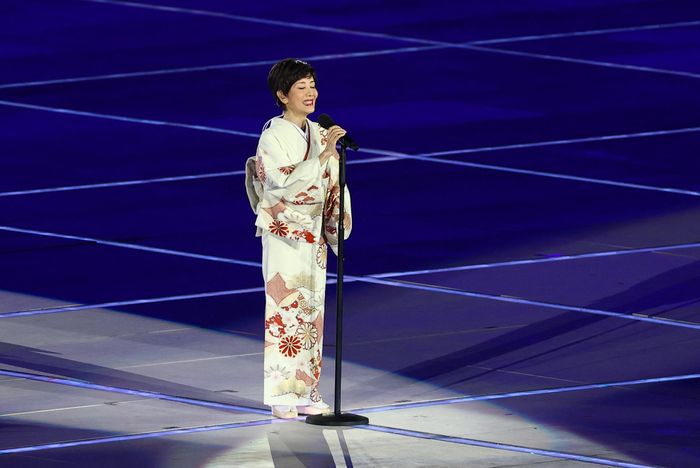 Nữ diễn viên Keiko Toda trình bày quốc ca Nhật Bản trong lễ khai mạc. (Ảnh: Reuters)