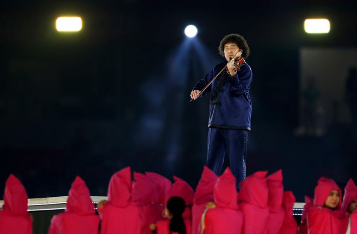 Nghệ sĩ violin Taro Hakase biểu diễn trong lễ khai mạc. (Ảnh: Reuters)