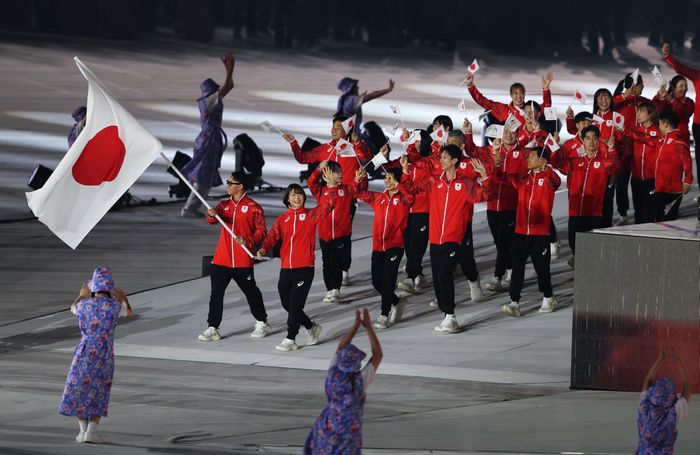 Các vận động viên nước chủ nhà Nhật Bản trong lễ diễu hành. (Ảnh: Reuters)