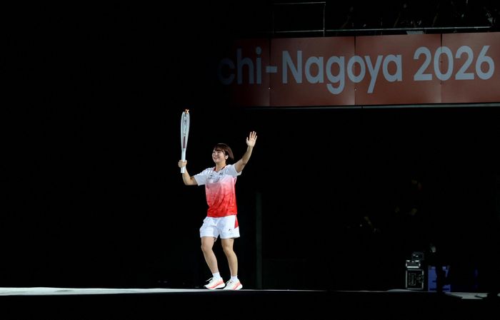 Vận động viên Akari Fujinami của Nhật Bản rước đuốc trong lễ khai mạc. (Ảnh: Reuters)