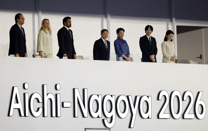 Nhật hoàng Naruhito, Hoàng hậu Masako, Thái tử Fumihito Akishino, Thái tử phi Kiko, Chủ tịch Hội đồng Olympic châu Á (OCA) Sheikh Joaan bin Hamad Al Thani và Chủ tịch Ủy ban Olympic Quốc tế (IOC) Kirsty Coventry có mặt trên khán đài danh dự trong lễ khai mạc. (Ảnh: Reuters)