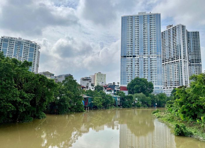Mực nước sông Nhuệ đang xuống. Ảnh: Tùng Nguyễn.
