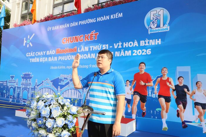 Đại diện vận động viên tuyên thệ trước khi thi đấu Chung kết Giải chạy Báo Hànộimới lần thứ 51 - Vì hòa bình phường Hoàn Kiếm năm 2026. Ảnh: PV 