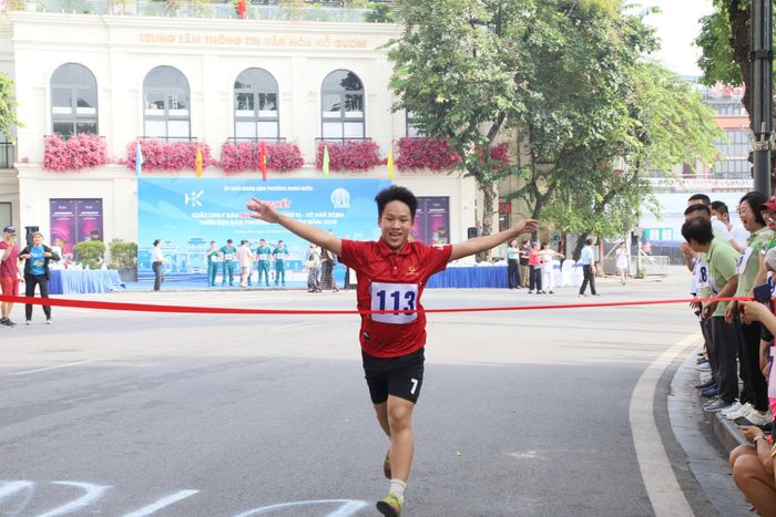 Giải chạy thu hút gần 200 vận động viên tiêu biểu phường Hoàn Kiếm tham gia tranh tài. Ảnh: PV