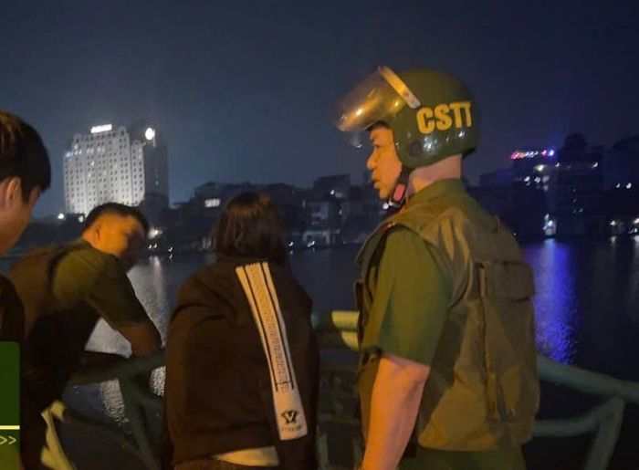 Chủ động lắng nghe chia sẻ hoà giải mâu thuẫn vợ chồng. Ảnh: Đức Tuấn