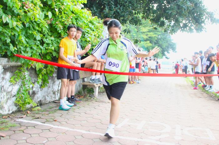 Vận động viên khối nữ THPT về đích. Ảnh: MH