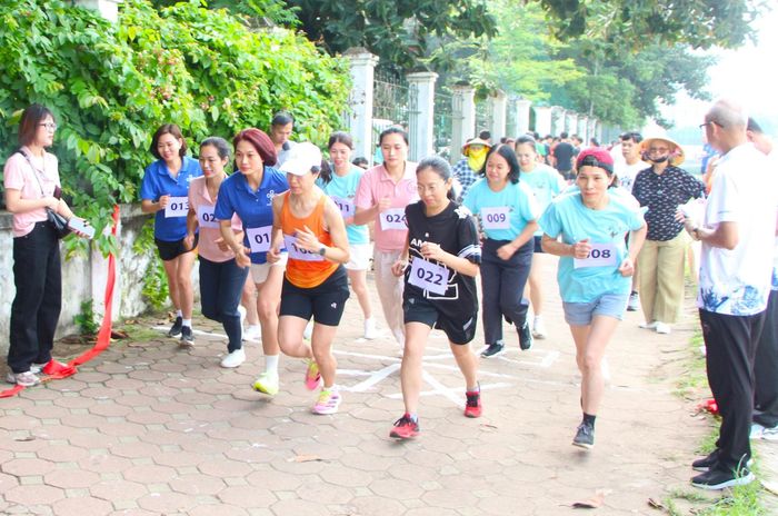 Vận động viên khối nữ công chức, viên chức, lực lượng vũ trang, lao động xuất phát. Ảnh: MH