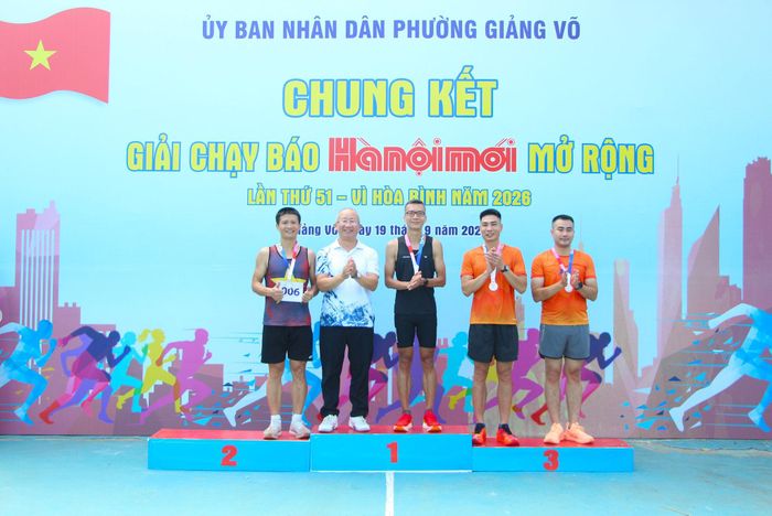 Giám đốc Trung tâm Văn hóa, Thông tin và Thể thao phường Giảng Võ Nguyễn Ngọc Chiến trao giải cho các vận động viên đạt thành tích cao. Ảnh: MH
