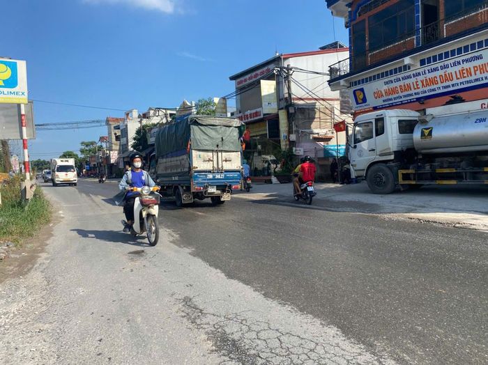 Việc lưu thông trên đường tỉnh lộ 427 - nơi từng là "điểm đen" về ngập úng - diễn ra bình thường vào ngày 18-9. Ảnh: Vũ Cường.