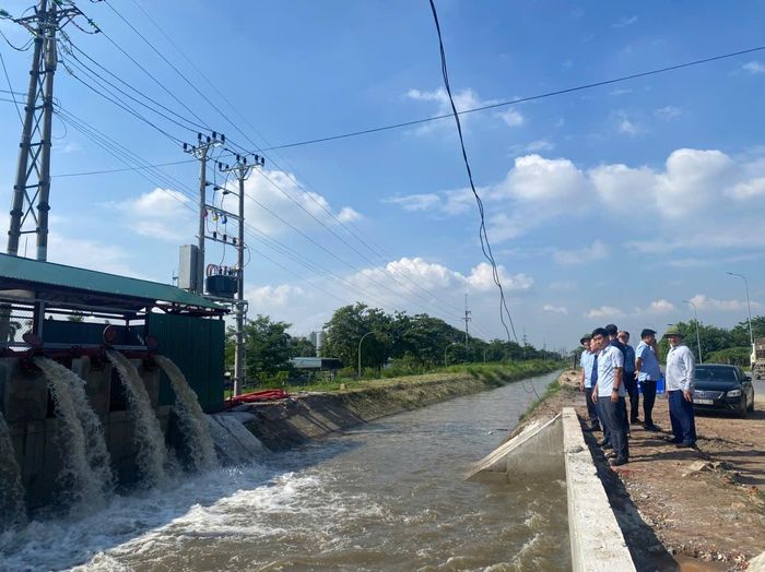 Công trình trạm bơm dã chiến tại kênh 71 gồm 8 tổ máy bơm, mỗi tổ có công suất 1.400m³/giờ. Ảnh: Vũ Cường.