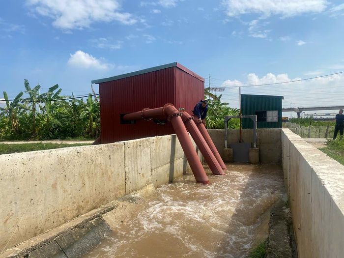 Trạm bơm dã chiến được lắp đặt trên kênh B1 gồm 3 tổ máy, mỗi tổ có công suất 1.000m³/giờ, góp phần tích cực trong tiêu thoát nước. Ảnh: Vũ Cường.